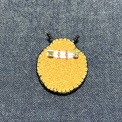 てんとう虫　ブローチ　ビーズ刺繡　黄色✖️ピンク 2枚目の画像