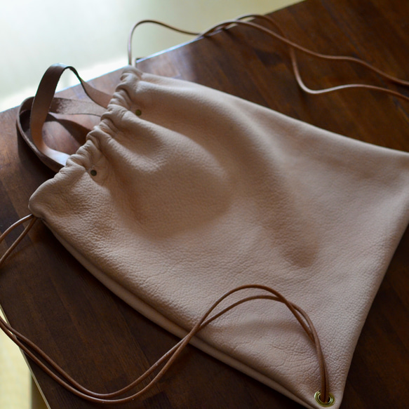 大人の本革ナップサック柔らかな生成りナチュラルレザーのリュックサック　PCやA4サイズ収納　シンプルな装いに 