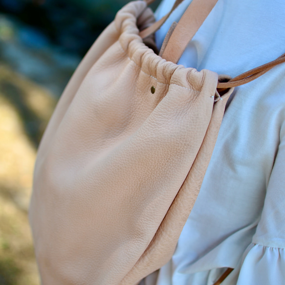 大人の本革ナップサック柔らかな生成りナチュラルレザーのリュックサック　PCやA4サイズ収納　シンプルな装いに 