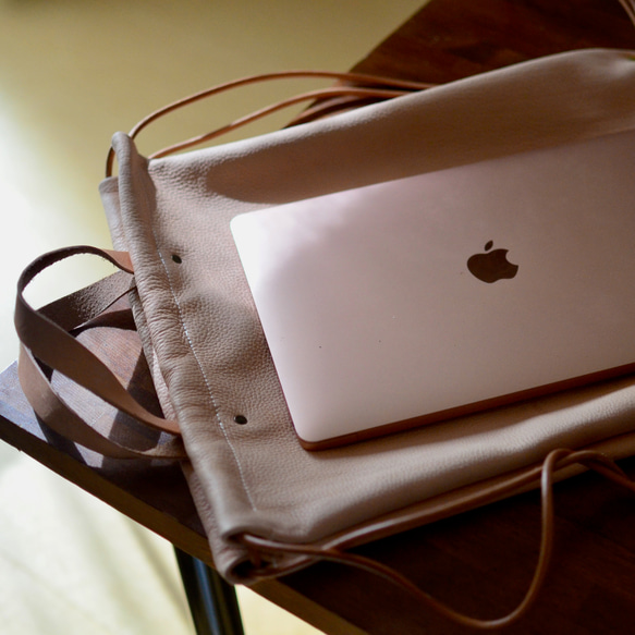 大人の本革ナップサック柔らかな生成りナチュラルレザーのリュックサック　PCやA4サイズ収納　シンプルな装いに 