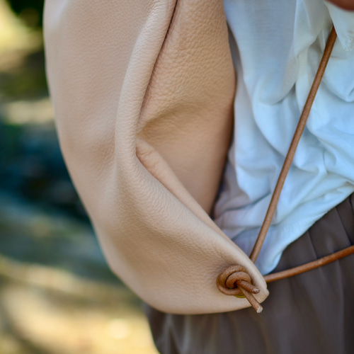 【handmade】 レザーナップサック 生成りヌメ革のナップサック》やわらかレザーで包む／PC・A4収納