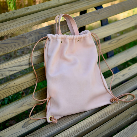 大人の本革ナップサック柔らかな生成りナチュラルレザーのリュックサック　PCやA4サイズ収納　シンプルな装いに 