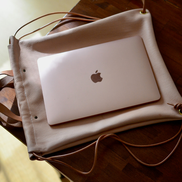 大人の本革ナップサック柔らかな生成りナチュラルレザーのリュックサック　PCやA4サイズ収納　シンプルな装いに 