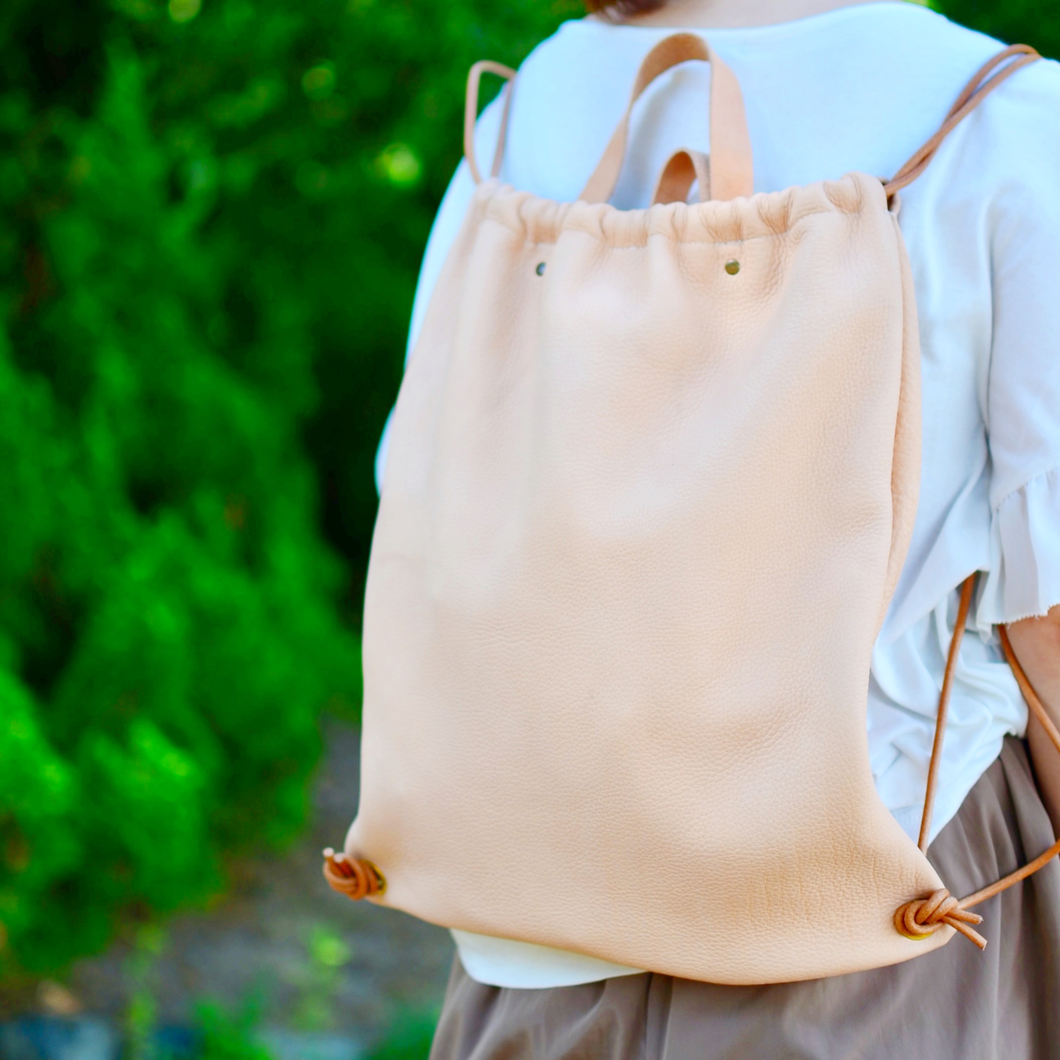 《生成りヌメ革のナップサック》やわらかレザーで包む／PC・A4収納可／ミニマル大人リュック