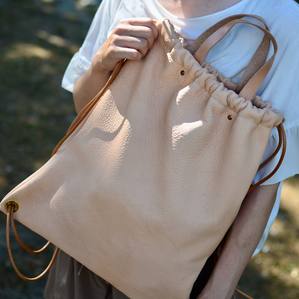 大人の本革ナップサック柔らかな生成りナチュラルレザーのリュックサック　PCやA4サイズ収納　シンプルな装いに 