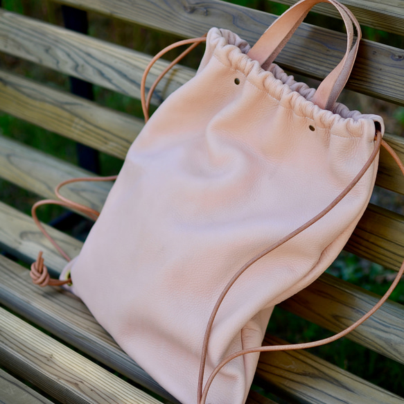 大人の本革ナップサック柔らかな生成りナチュラルレザーのリュックサック　PCやA4サイズ収納　シンプルな装いに 