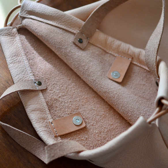大人の本革ナップサック柔らかな生成りナチュラルレザーのリュックサック　PCやA4サイズ収納　シンプルな装いに 