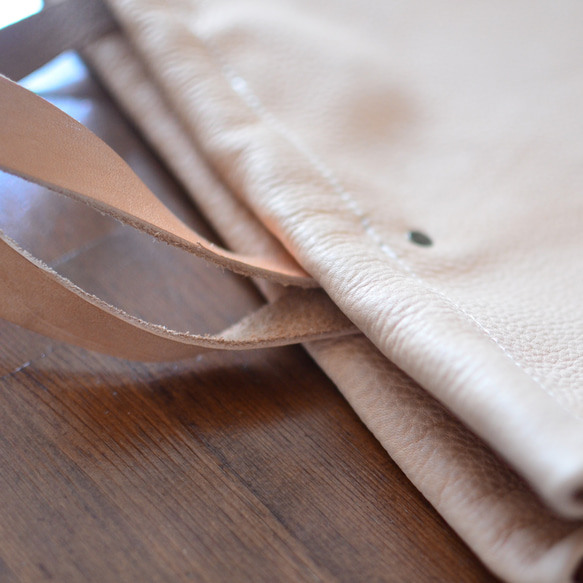 大人の本革ナップサック柔らかな生成りナチュラルレザーのリュックサック　PCやA4サイズ収納　シンプルな装いに 