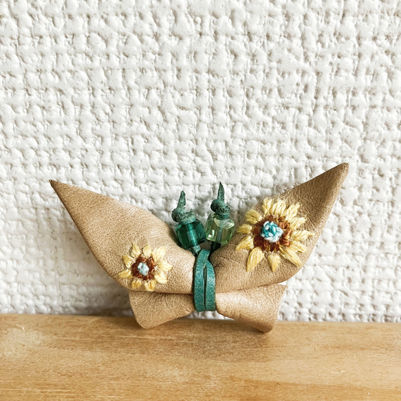 向日葵❀刺繍の蝶々ブローチ/本革 3枚目の画像