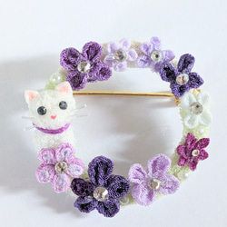白猫さんとラベンダーカラーのお花のリングブローチ。つまみ細工。 2枚目の画像