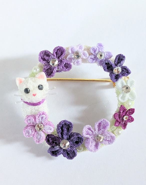 白猫さんとラベンダーカラーのお花のリングブローチ。つまみ細工。 2枚目の画像
