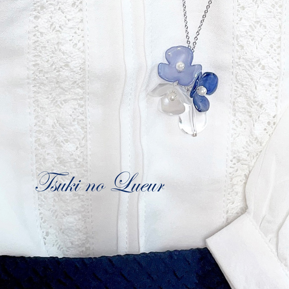 ネイビー&サックスブルーのお花が揺れるロングネックレス 10枚目の画像