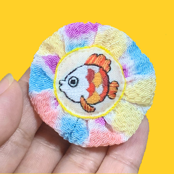 金魚ちゃんの刺繍ポニーフック ✳︎着物コーデ ちりめん 和雑貨 1枚目の画像