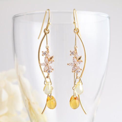 雪の結晶ピアス〈キュービックジルコニア〉ゴールドカラー　アレキサンドライト 雪の結晶ピアス〈キュービックジルコニア〉ゴールドカラー