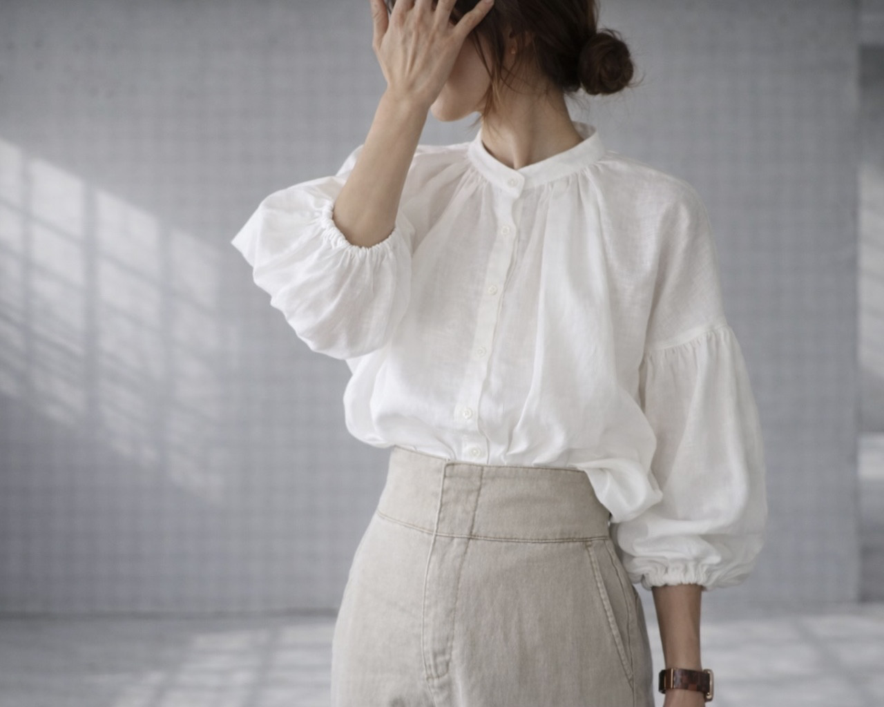 リネンブラウス／ボリューム袖のリネンシャツ／リネンギャザーデザインブラウス／ホワイト／linum kyoto