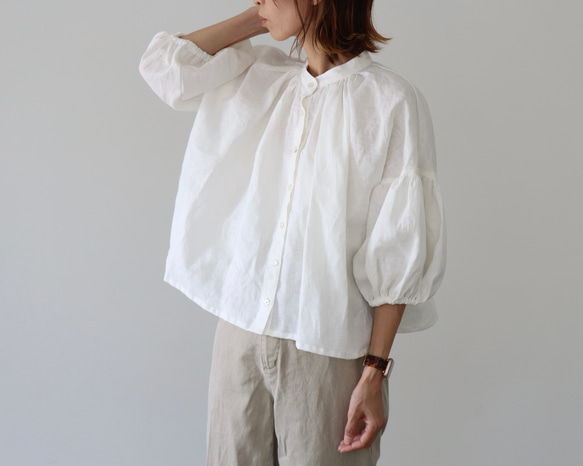 リネンブラウス／ボリューム袖のリネンシャツ／リネンギャザーデザインブラウス／ホワイト／linum kyoto 4枚目の画像