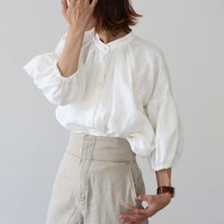 リネンブラウス／ボリューム袖のリネンシャツ／リネンギャザーデザインブラウス／ホワイト／linum kyoto 5枚目の画像