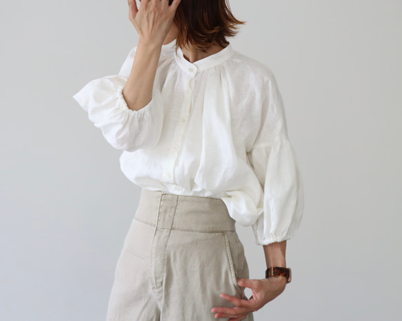 リネンブラウス／ボリューム袖のリネンシャツ／リネンギャザーデザインブラウス／ホワイト／linum kyoto 5枚目の画像