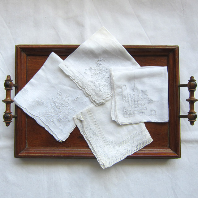 もしかしてスワトウ刺繍？ヴィンテージシルクハンカチ2枚セット＋  