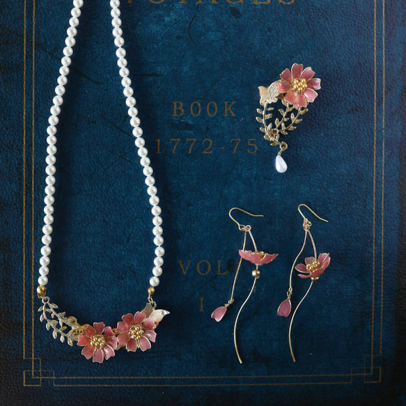アンティーク風　蝶とコスモスのパールネックレス　くすみピンク　：秋桜　レトロ　クラシカル 9枚目の画像