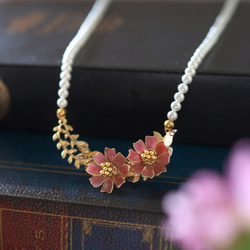 アンティーク風　蝶とコスモスのパールネックレス　くすみピンク　：秋桜　レトロ　クラシカル 6枚目の画像