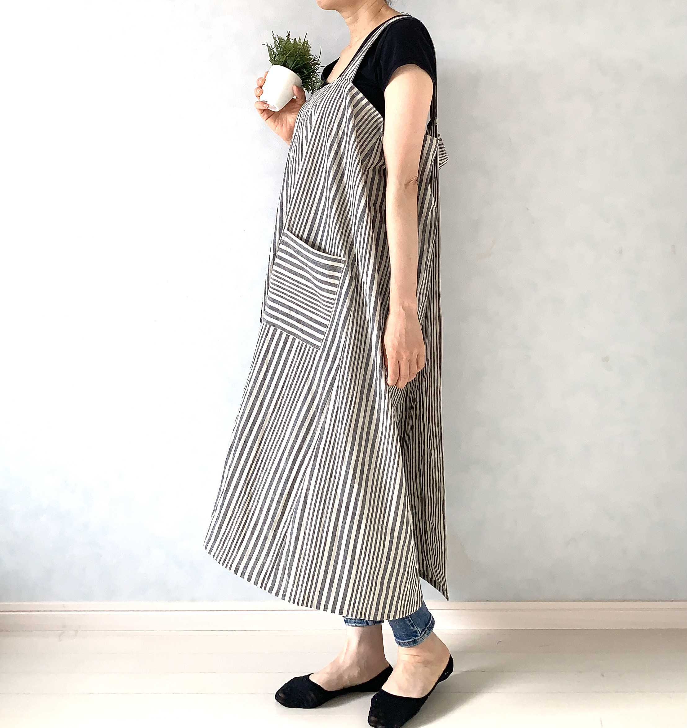 薄墨カラーで大人カジュアルな着こなしを！ランダムストライプ・ラップエプロン。