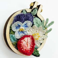 立体刺繍の野の花の刺繍枠ブローチ(ビオラ.いちご.マーガレット) 4枚目の画像