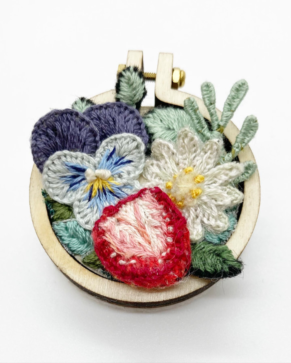 立体刺繍の野の花の刺繍枠ブローチ(ビオラ.いちご.マーガレット) 1枚目の画像
