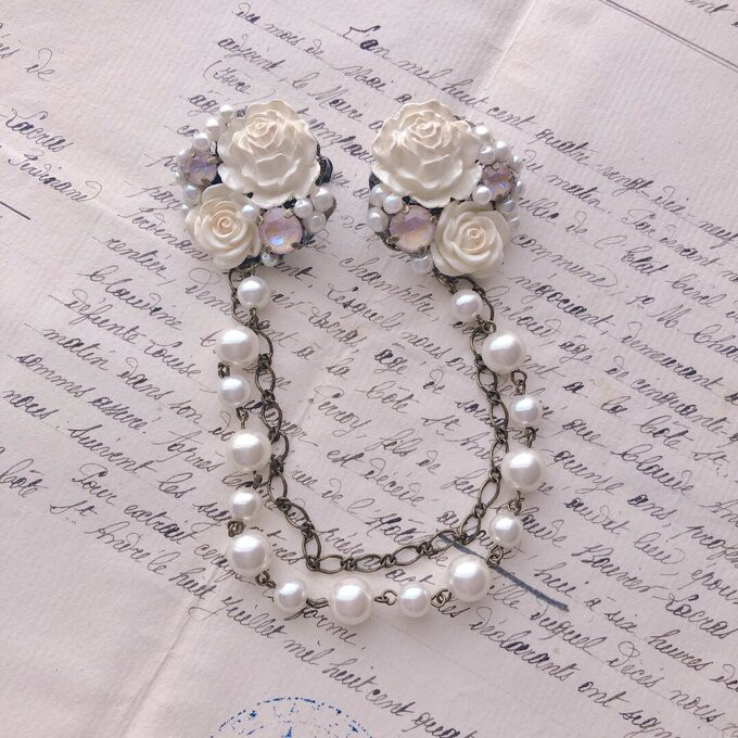 ローズとビジューのダブルチェーンカーディガンクリップ