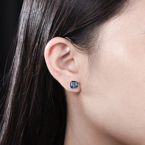 6月の誕生石 アレキサンドライト ピアス ユニークなカラーチェンジ