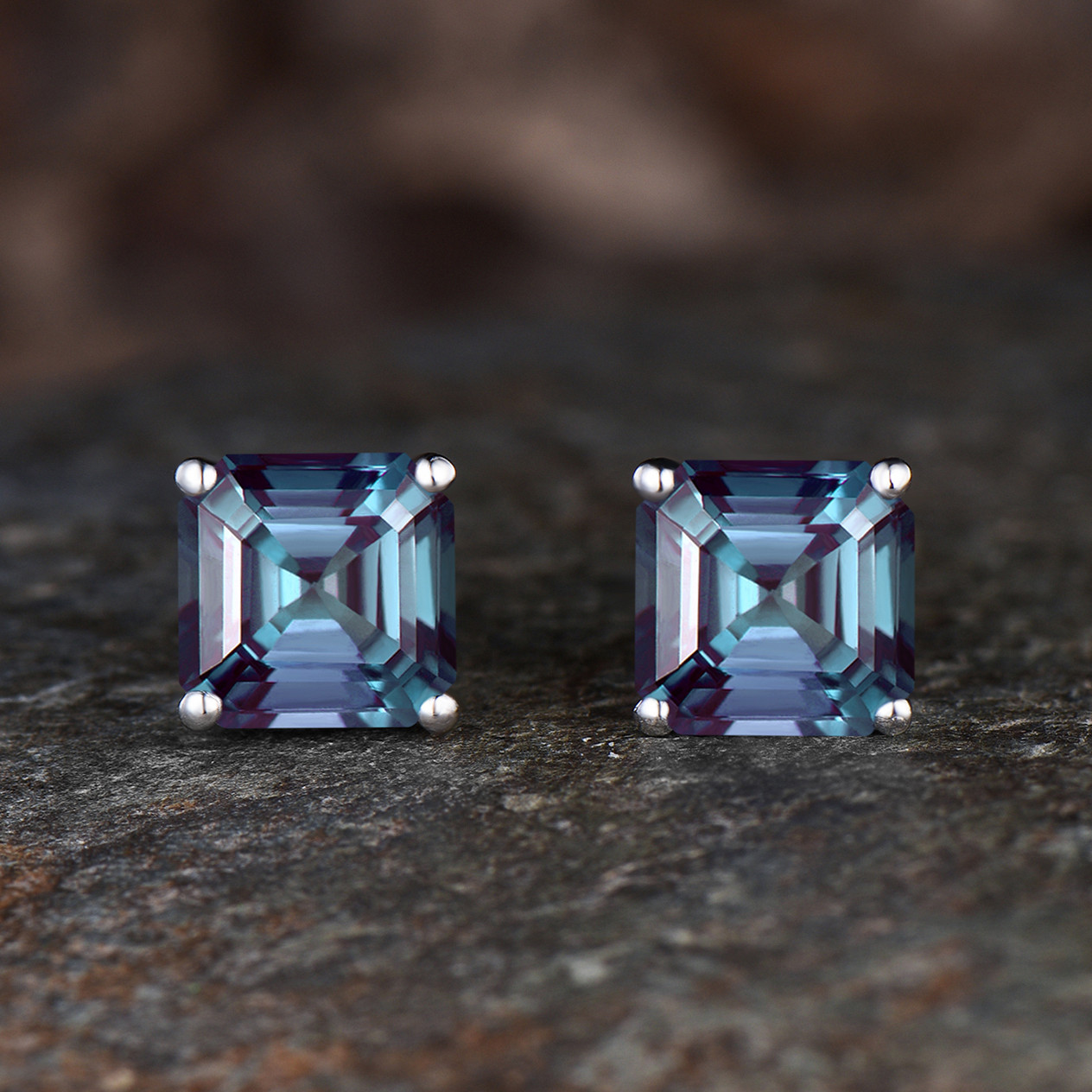 6月の誕生石 アレキサンドライト ピアス ユニークなカラーチェンジ