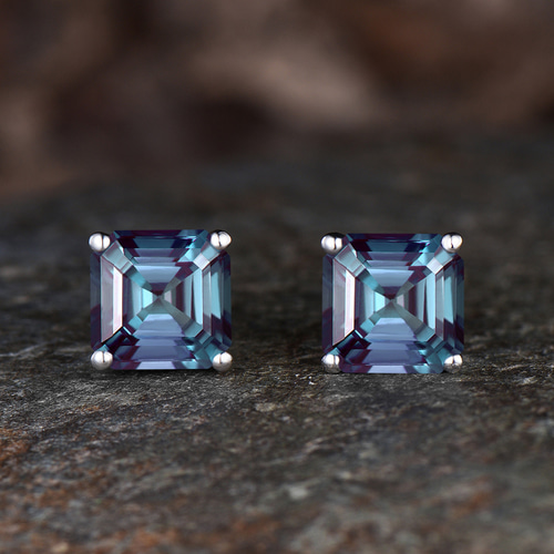 6月の誕生石 アレキサンドライト ピアス ユニークなカラーチェンジ