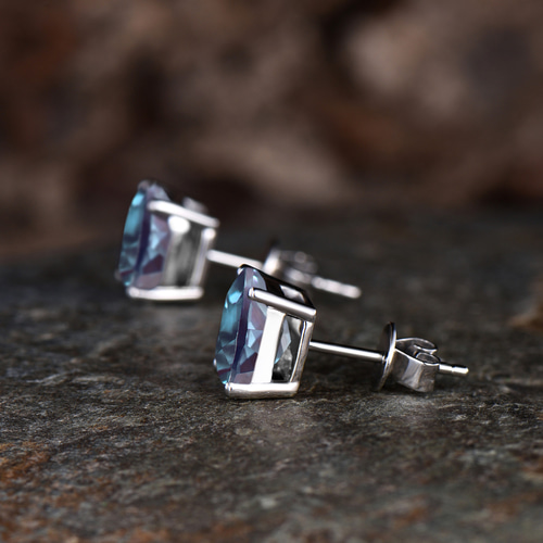 6月の誕生石 アレキサンドライト ピアス ユニークなカラーチェンジ