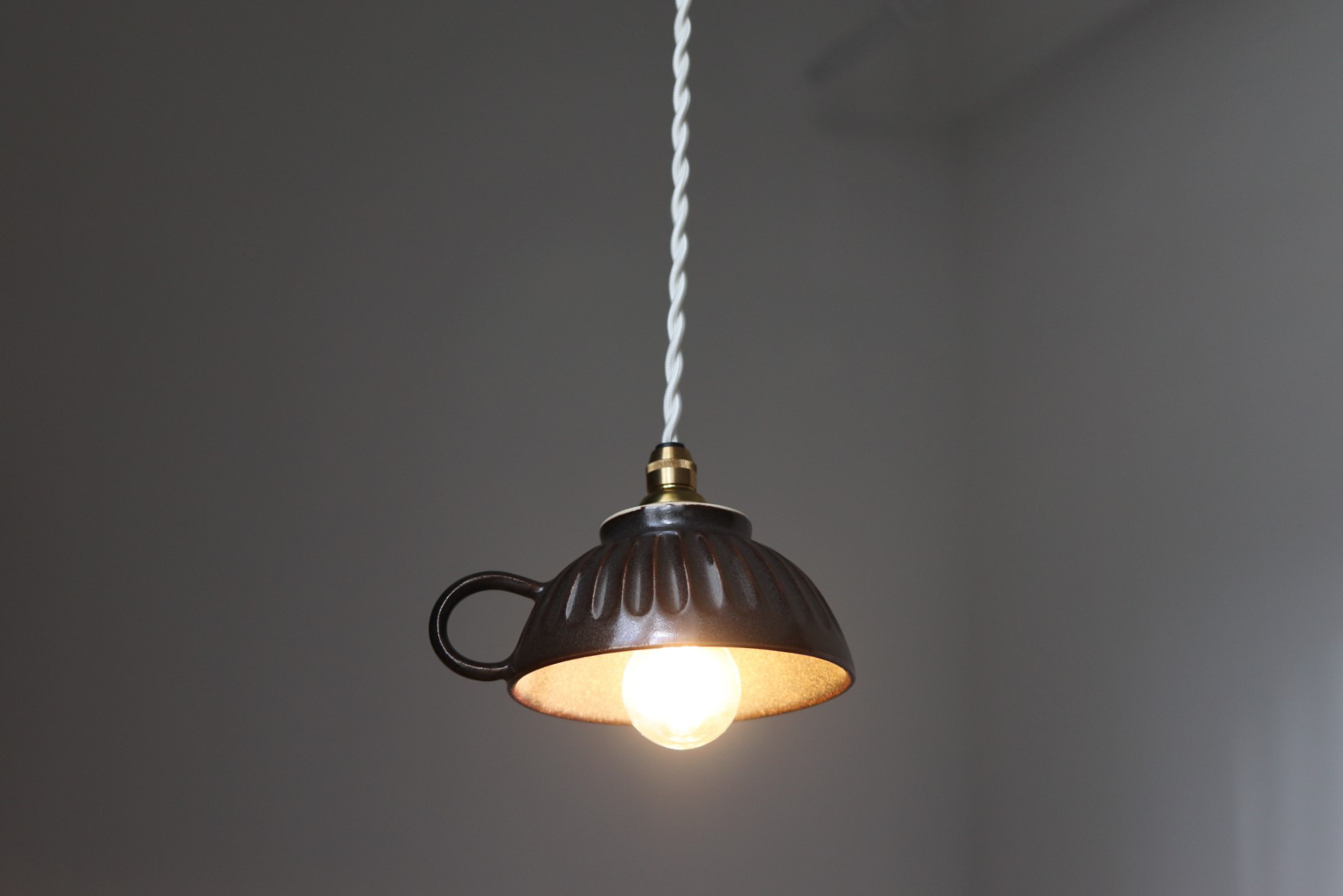 【鎬-sinogi】ごはん茶碗（取っ手有り）の照明 ／ Mサイズ / LED照明 ／ 黒茶