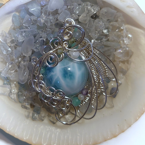 宝石質 大玉15mm ラリマー妖精 ワイヤーアート・ペンダント