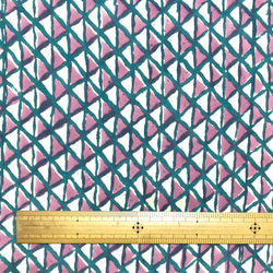 【50cm単位】ホワイトパープルピンク三角　インド　ハンドブロックプリント生地  コットン 6枚目の画像