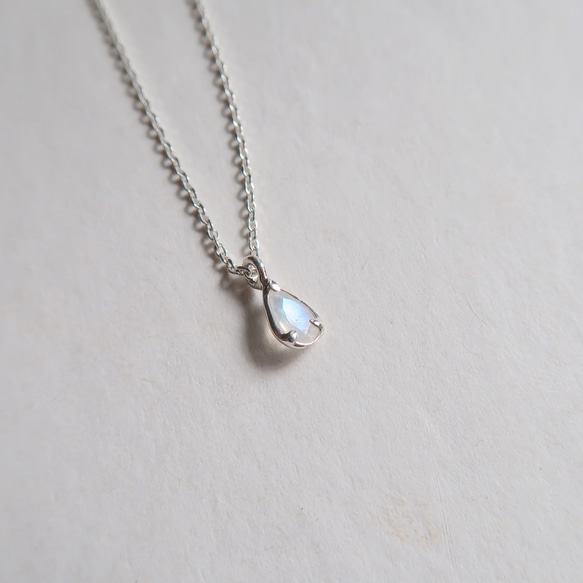 925純銀 小水滴 鑽面 月光石 天然石 項鍊 長鍊 短鍊 鎖骨鍊 免費送禮包裝 第3張的照片