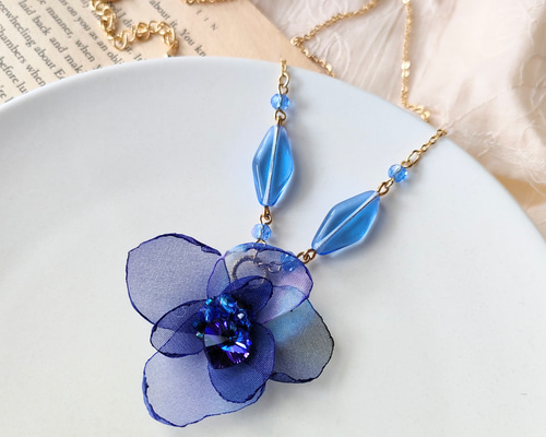 青いフラワーデザイン ネックレス 5e3334c00601519d2e5f4de3755ac3