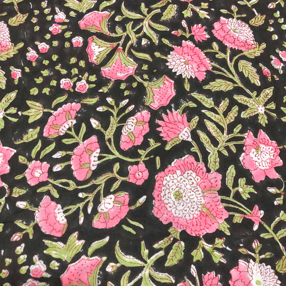 【50cm單位】黑粉花亮綠葉印地安手工版畫布料棉質 第2張的照片