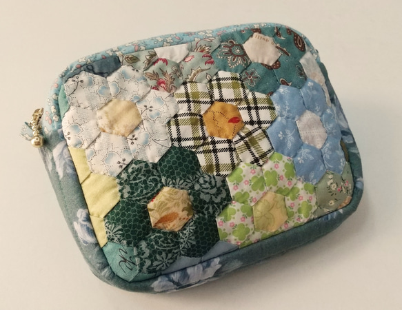 ハンドメイド/handmade/パッチワークキルト/ポーチ/花畑/ブルー/グリーン/コスメポーチ/ペンケース 1枚目の画像