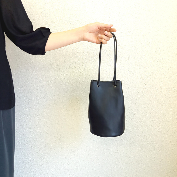 長財布が入るミニドローストリングバッグ◇高級イタリアンレザー【かわつむ】巾着バッグ スマホショルダー トートバッグ 黒 3枚目の画像