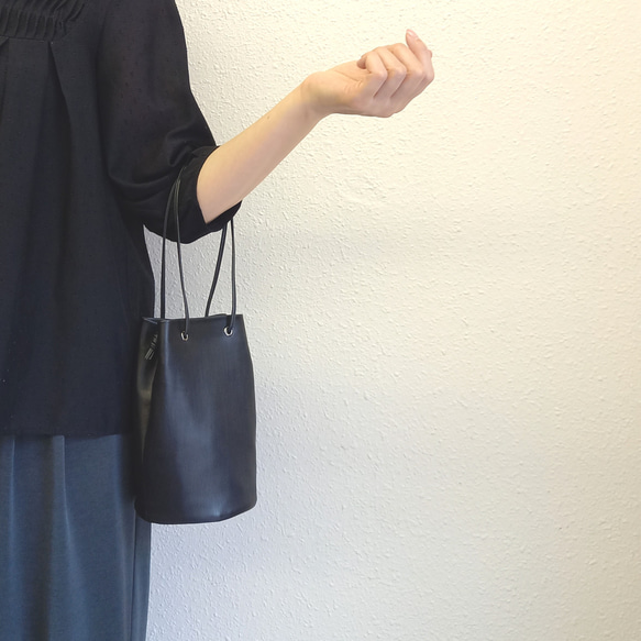 長財布が入るミニドローストリングバッグ◇高級イタリアンレザー【かわつむ】巾着バッグ スマホショルダー トートバッグ 黒 4枚目の画像