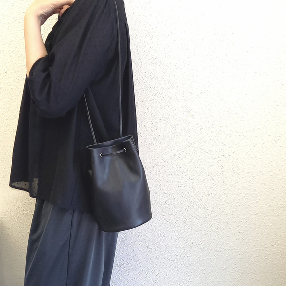 長財布が入るミニドローストリングバッグ◇高級イタリアンレザー【かわつむ】巾着バッグ スマホショルダー トートバッグ 黒 2枚目の画像