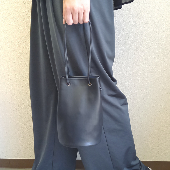 長財布が入るミニドローストリングバッグ◇高級イタリアンレザー【かわつむ】巾着バッグ スマホショルダー トートバッグ 黒 5枚目の画像