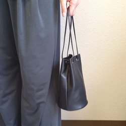 長財布が入るミニドローストリングバッグ◇高級イタリアンレザー【かわつむ】巾着バッグ スマホショルダー トートバッグ 黒 6枚目の画像