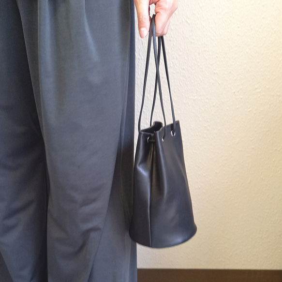 長財布が入るミニドローストリングバッグ◇高級イタリアンレザー【かわつむ】巾着バッグ スマホショルダー トートバッグ 黒 6枚目の画像