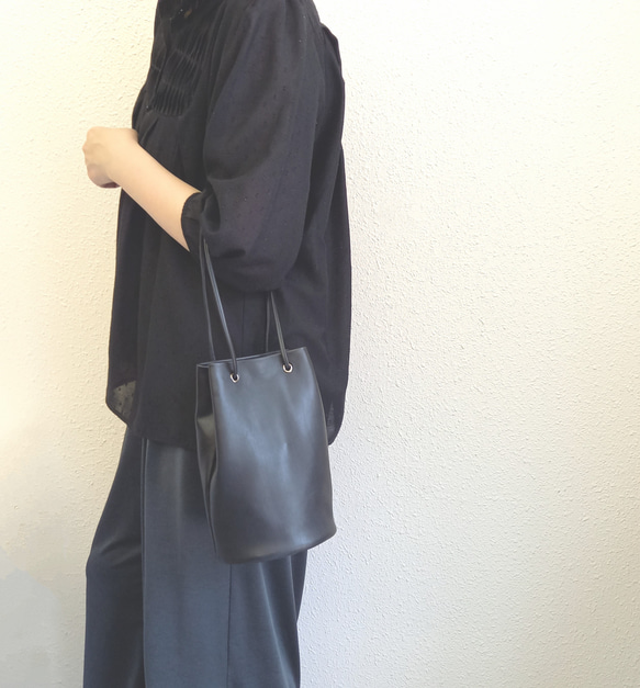 長財布が入るミニドローストリングバッグ◇高級イタリアンレザー【かわつむ】巾着バッグ スマホショルダー トートバッグ 黒 17枚目の画像