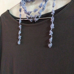 うす青紫　花と葉のかぎ針編みネックレス 4枚目の画像
