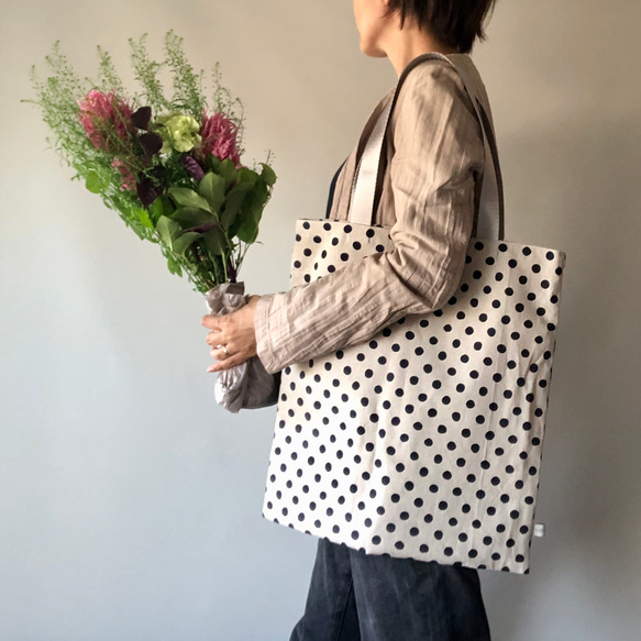 【ぺたんこバッグ】DOT BIG BAG　紺丸 1枚目の画像