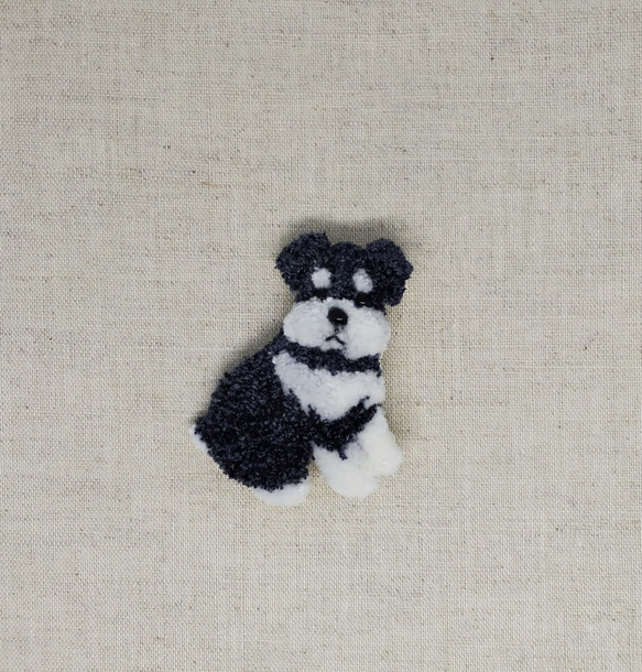 【受注製作】ミニチュア・シュナウザーの刺繍ブローチ　犬 1枚目の画像